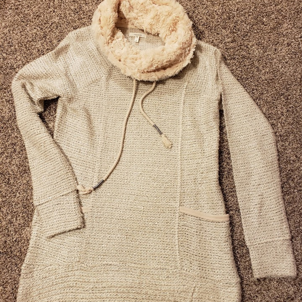 Maurice's top sweater very warm. Size small like new!!! Cream color 😍 💕